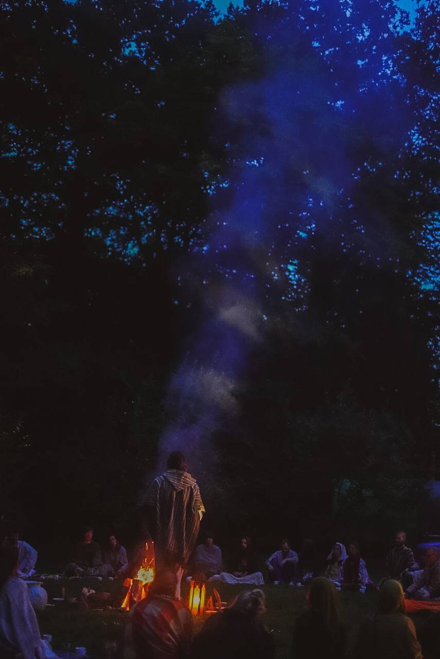 Am Feuer beim Soul Family Gathering